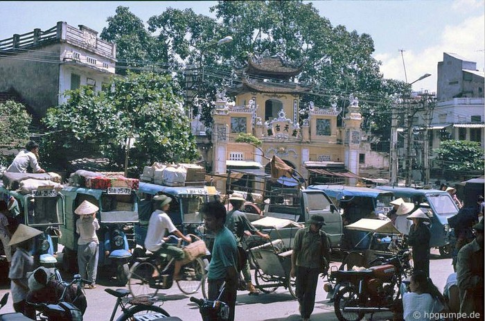 Cạnh chợ Đồng Xuân, 1993.
